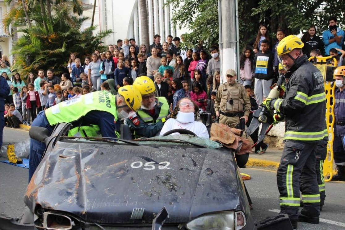Simulação de acidente de trânsito chama a atenção de moradores em Ituporanga