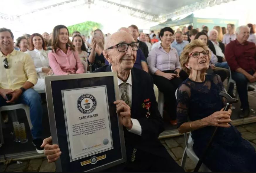 Funcionário mais antigo do mundo ganha festa surpresa em SC ao completar 102 anos
