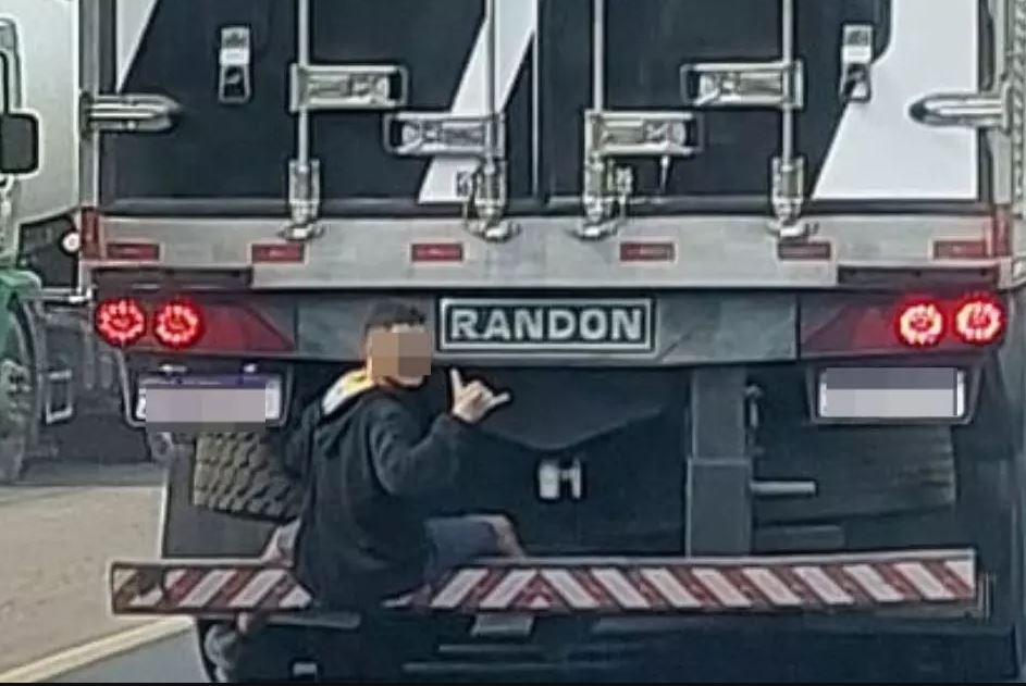 Homem é flagrado se segurando na traseira de caminhão na BR-470