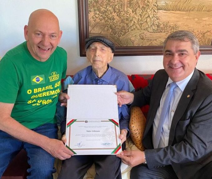 Walter Orthmann completa 102 anos e recebe placa de reconhecimento da ALESC